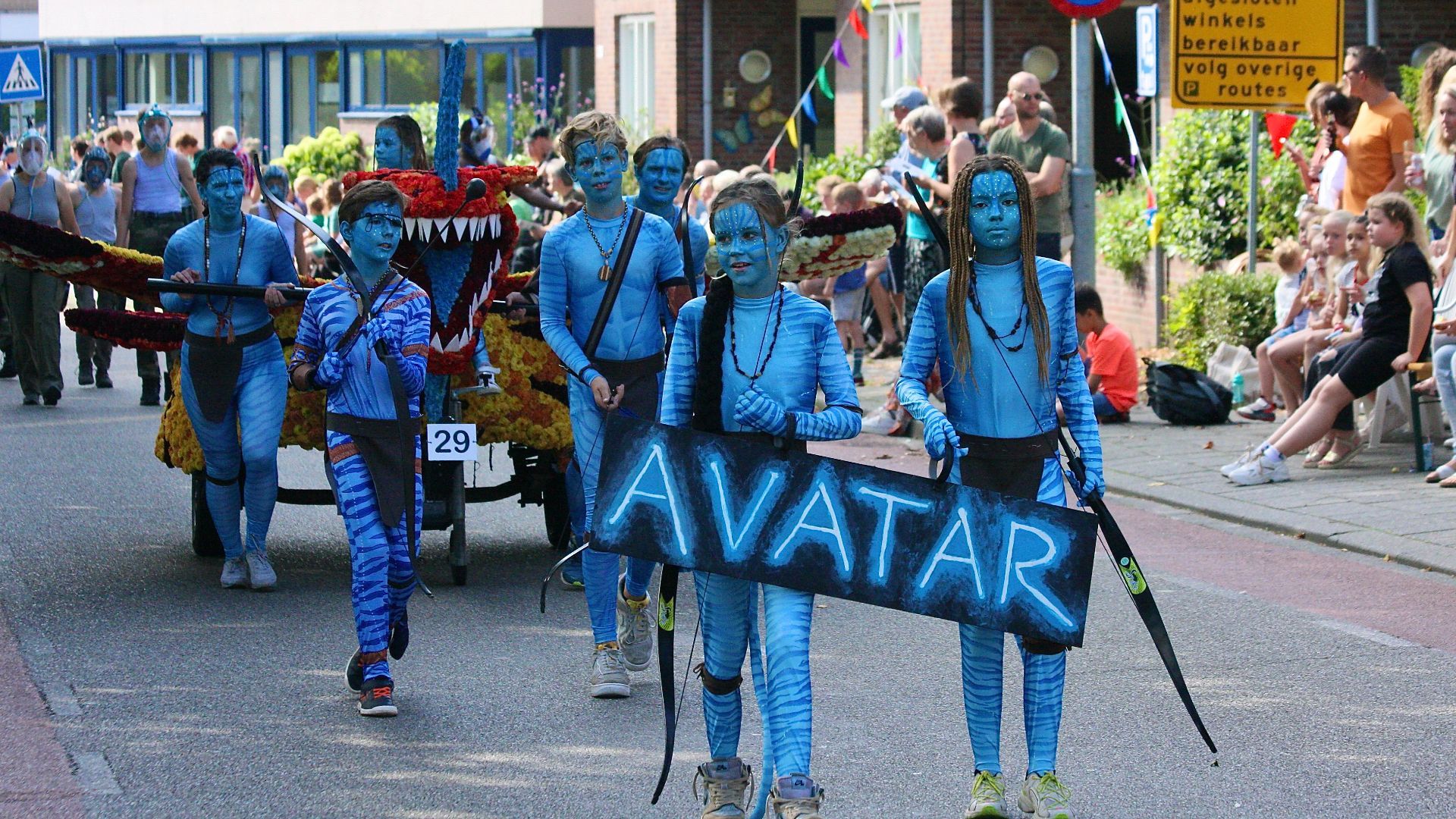 Avatar was één van de allegorische wagens tussen de corsowagens in de optocht.