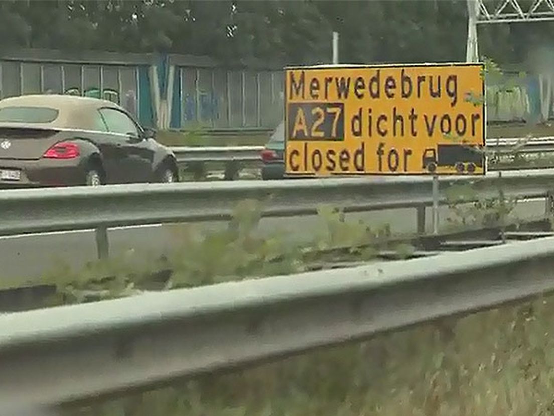 De sluiting van de Merwedebrug kost het bedrijfsleven veel geld