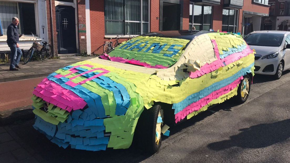 De beplakte auto van de jarige Hans