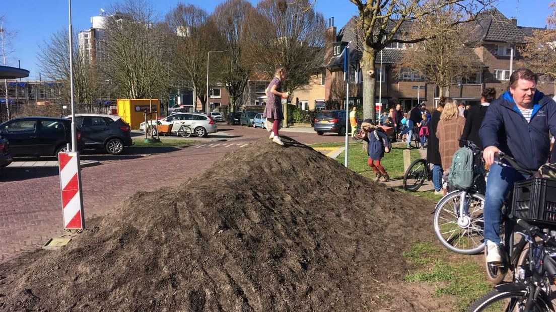 Ouders van kinderen van de Jozef Sartoschool aan de Beeldhouwerstraat in Arnhem waren bang dat kinderen wekenlang in vervuilde grond hadden gespeeld, maar volgens de gemeente is die grond niet vervuild.