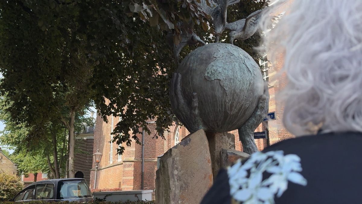 Grace Bernardus vertelt over de oorlog in Nederlands-Indië bij het vrijheidsmonument in Breukelen