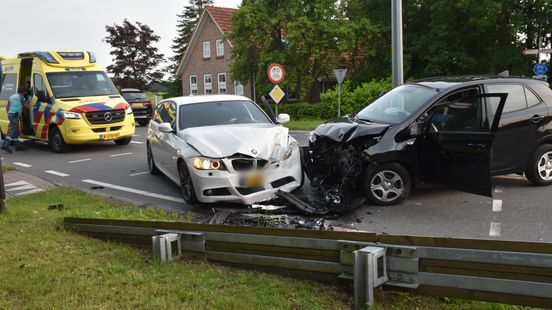 Frontale botsing in Witte Paarden | Bestelbus ramt verkeerslicht op N348 bij Deventer. Frontale botsing in Witte Paarden | Bestelbus ramt verkeerslicht op N348 bij Deventer.