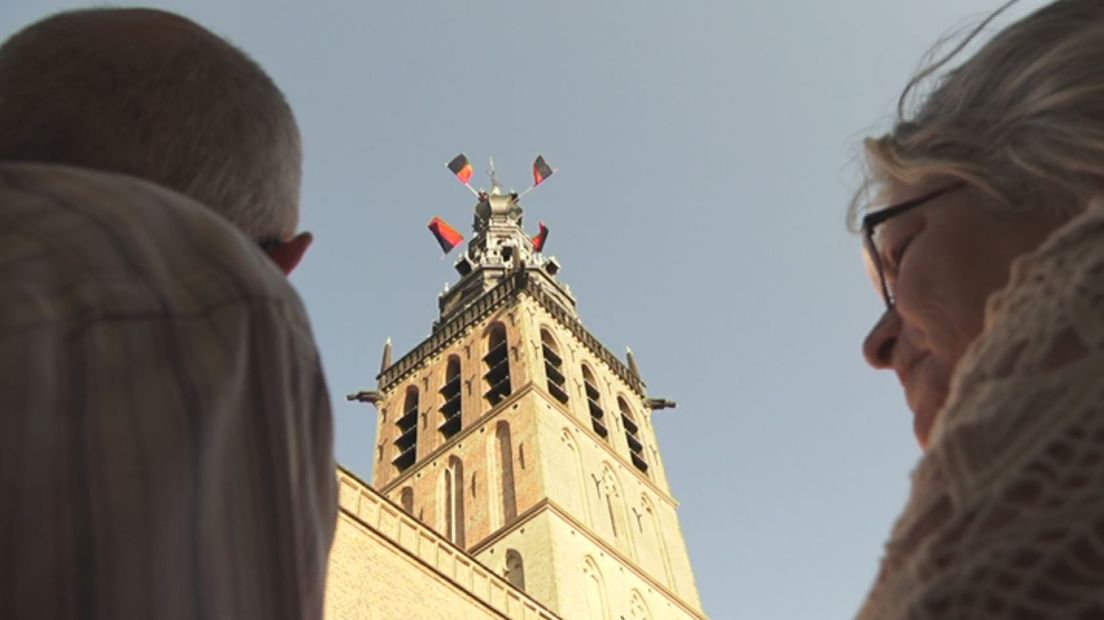 Nijmeegs trots: de Stevenstoren. Een jaar lang is er aan gerestaureerd. Maar de bouwsteigers zijn weg en iedereen kan weer van het uitzicht hoog boven Nijmegen genieten.