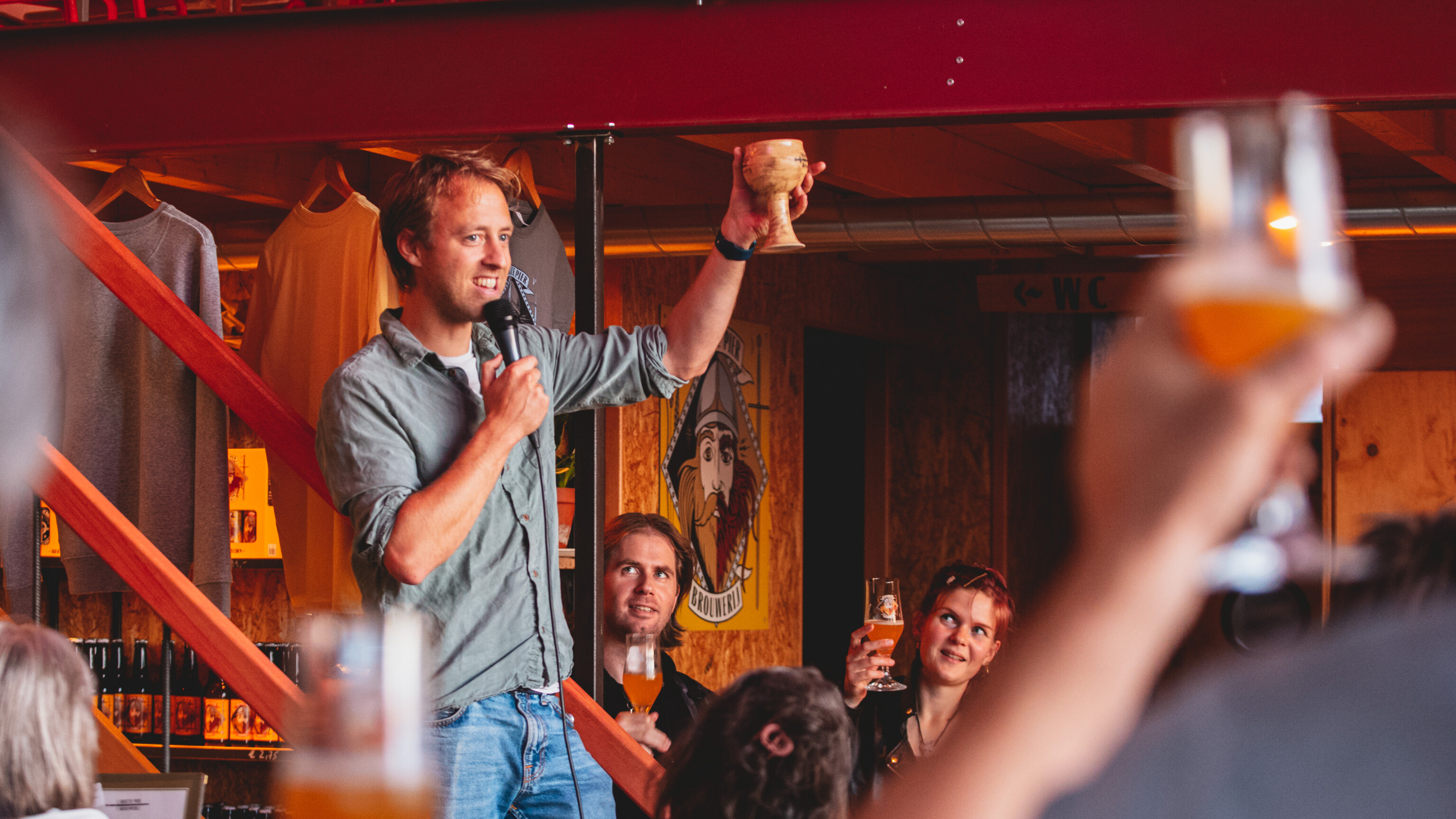 Frans Filius  in het proeflokaal van Grutte Pier Brouwerij