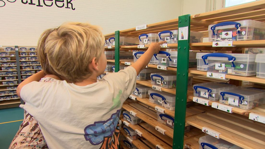 Samen met zijn moeder heeft dit jongetje een geschikt doosje gevonden.