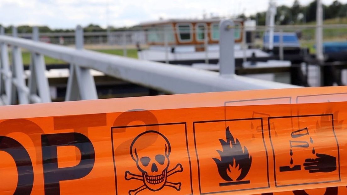 De gifboot blijft nog wel even liggen in Zwolle maar vormt geen gevaar voor de omgeving.