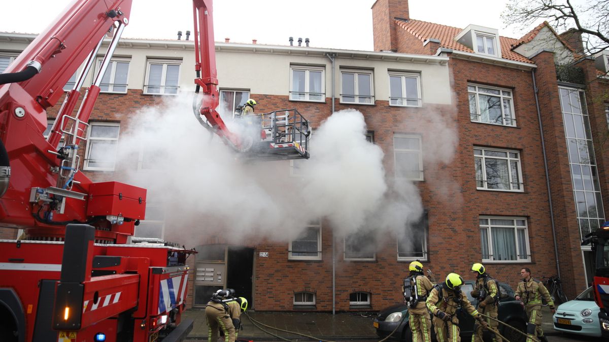 Brand in woning: drie mensen uit portiek gered en meerdere dieren betrokken