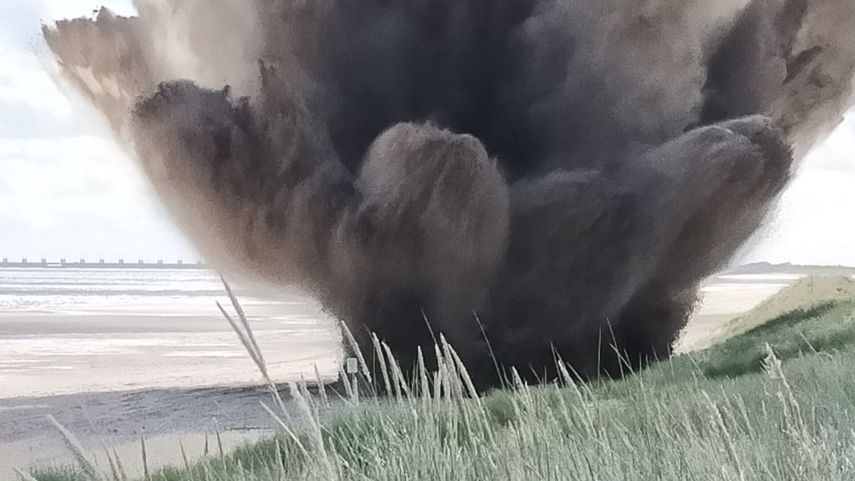 Bam! Ontplofte zeemijnen laten het zand dansen bij Vrouwenpolder