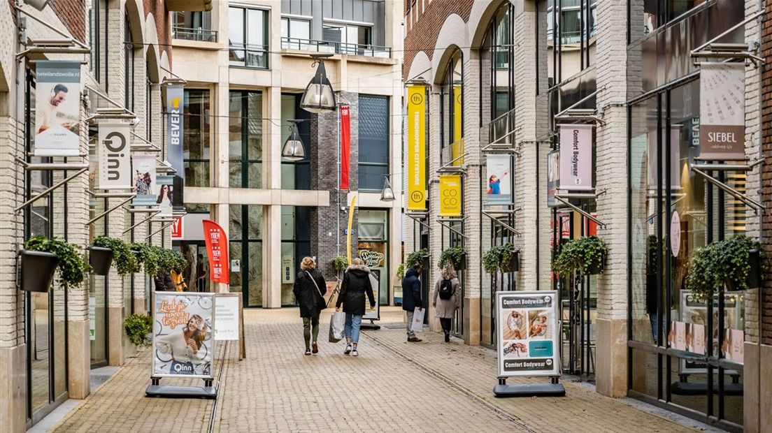 Winkelend publiek in de binnenstad van Zwolle