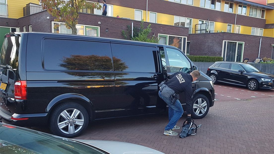 De politie heeft met een kettingzaag de deur geopend.