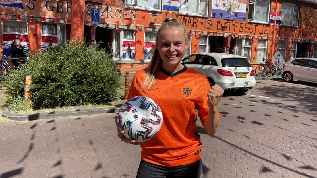 Jayme Ravensbergen, voetbalster bij ADO Den Haag op bezoek op de Marktweg