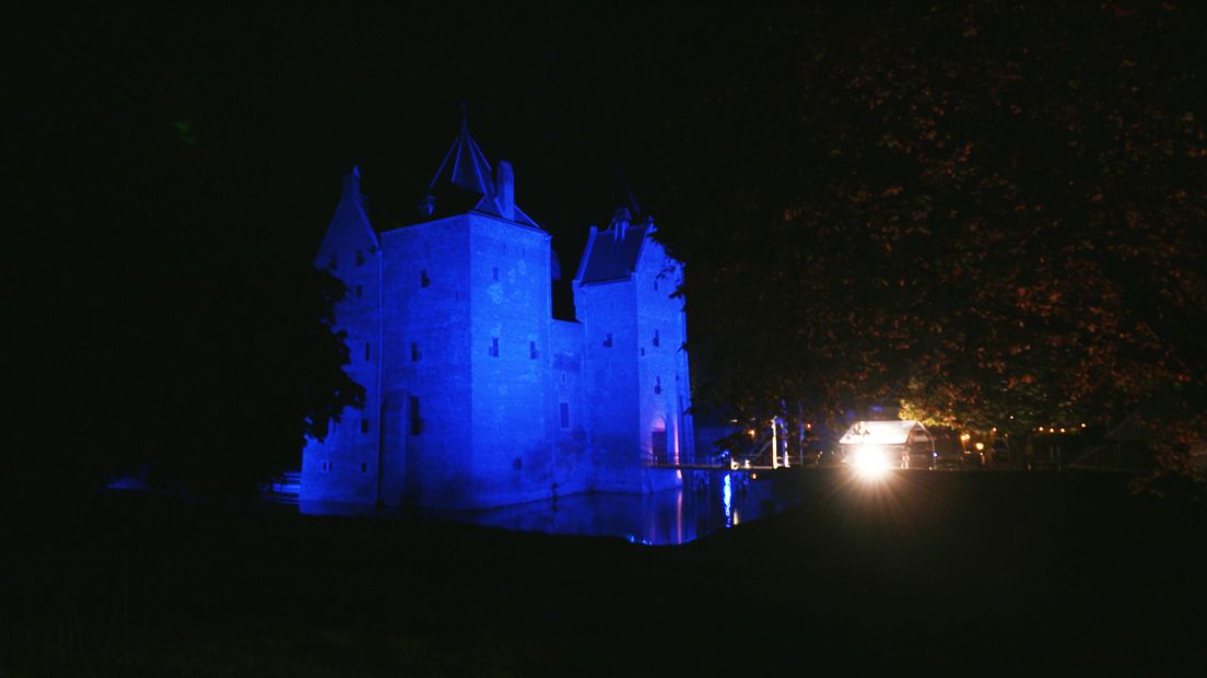 Slot Loevestein in Poederoijen kleurt sinds zaterdagavond blauw.