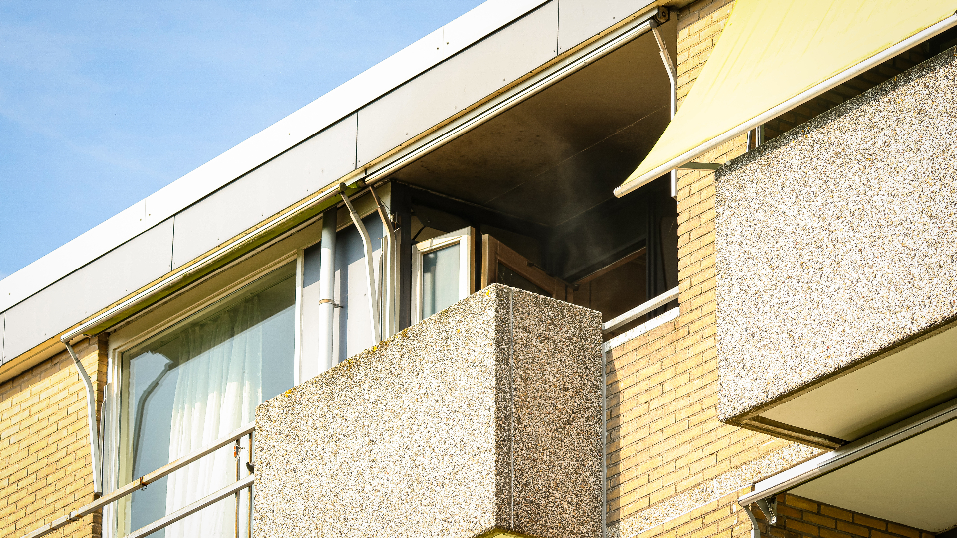 De brand bevond zich voornamelijk op het balkon van de woning.