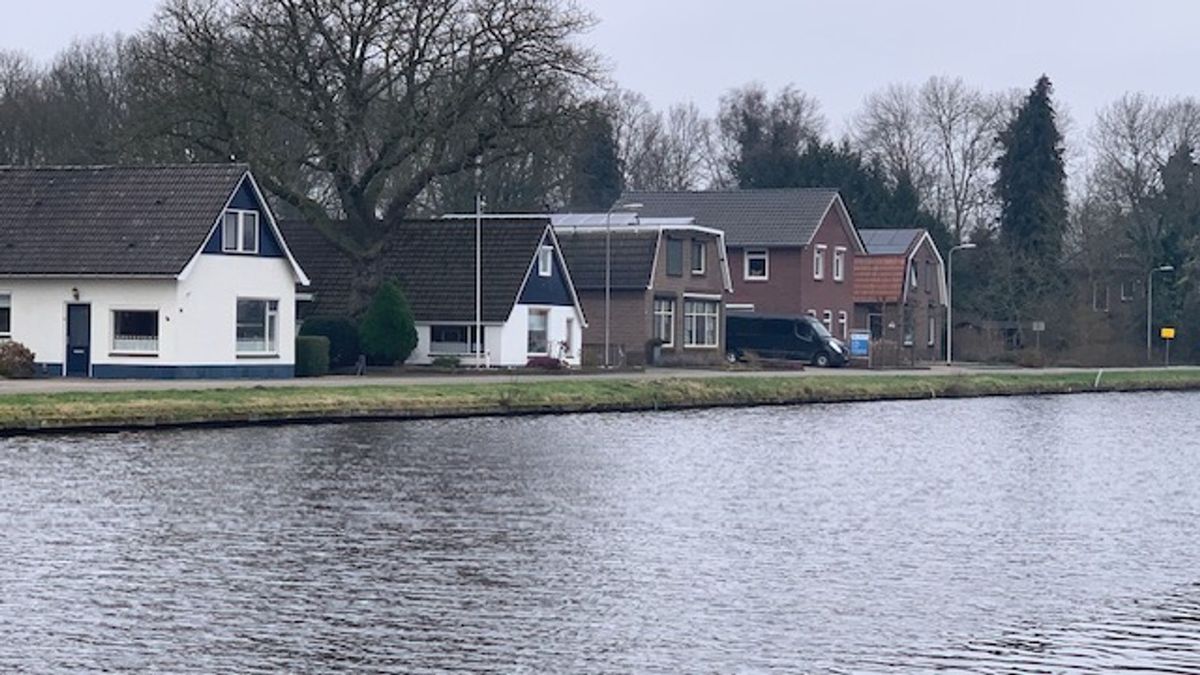 Extreme WOZ-waardevermindering kanaalwoningen zorgt voor onrust in Daarlerveen: gemeente trekt boete
