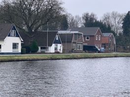 Extreme WOZ-waardevermindering kanaalwoningen zorgt voor onrust in Daarlerveen: gemeente trekt boetekleed aan