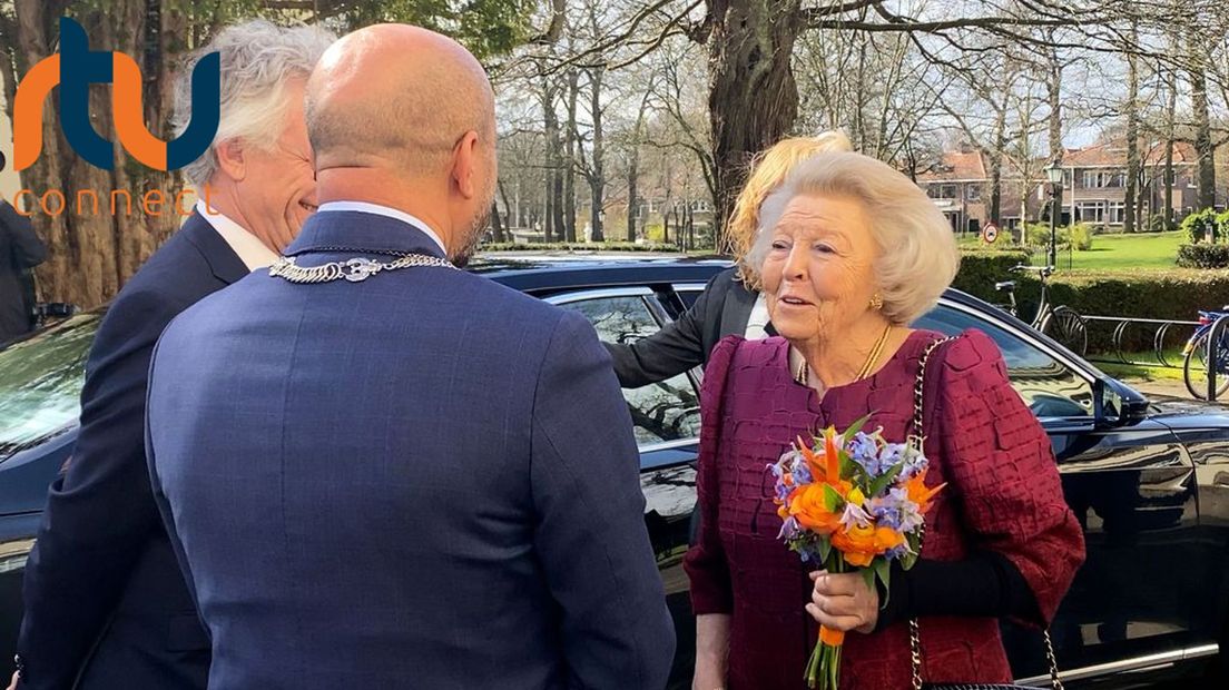 Prinses Beatrix in gesprek met de burgemeester van Arnhem