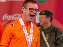 Een trotse Joost na medaille op de Special Olympics