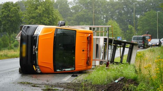 Bedrijfsbusje met aanhanger raakt van weg