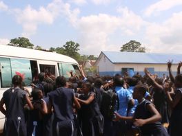 Sander de Kramer bij de feestelijke opening van de vijftigste school in Sierra Leone