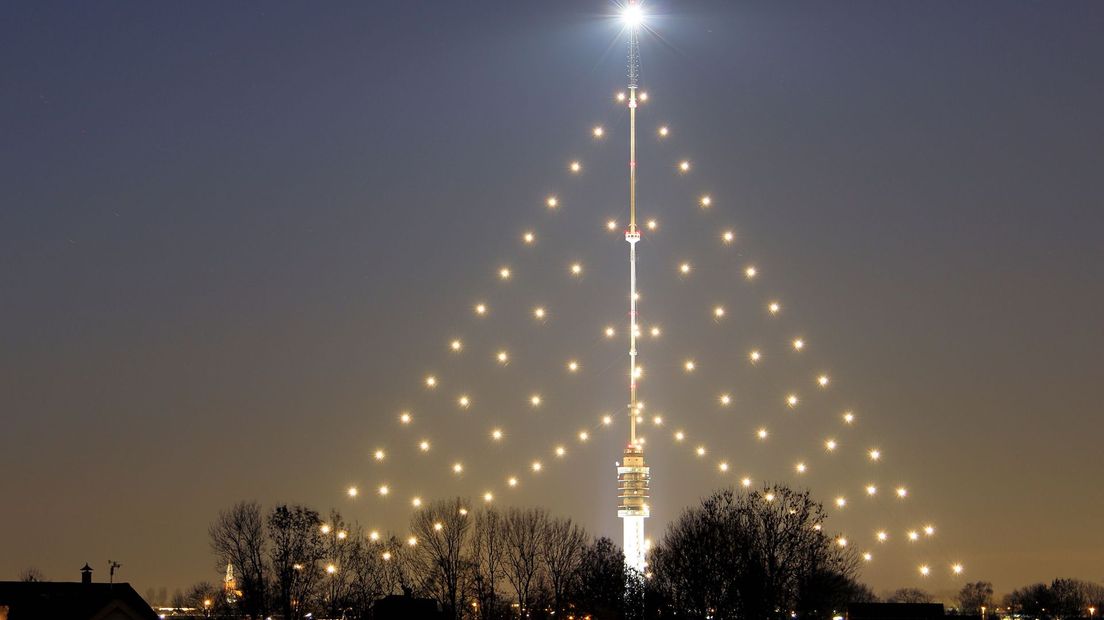 De verlichte zendmast in IJsselstein is een markant herkenningspunt