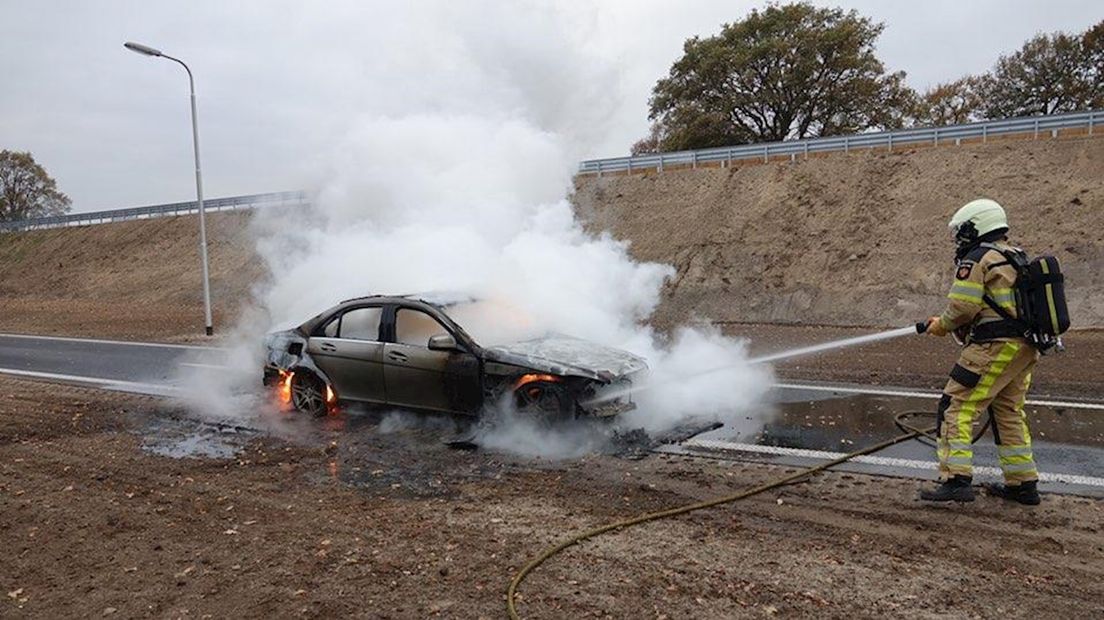 Auto in brand op afrit N34