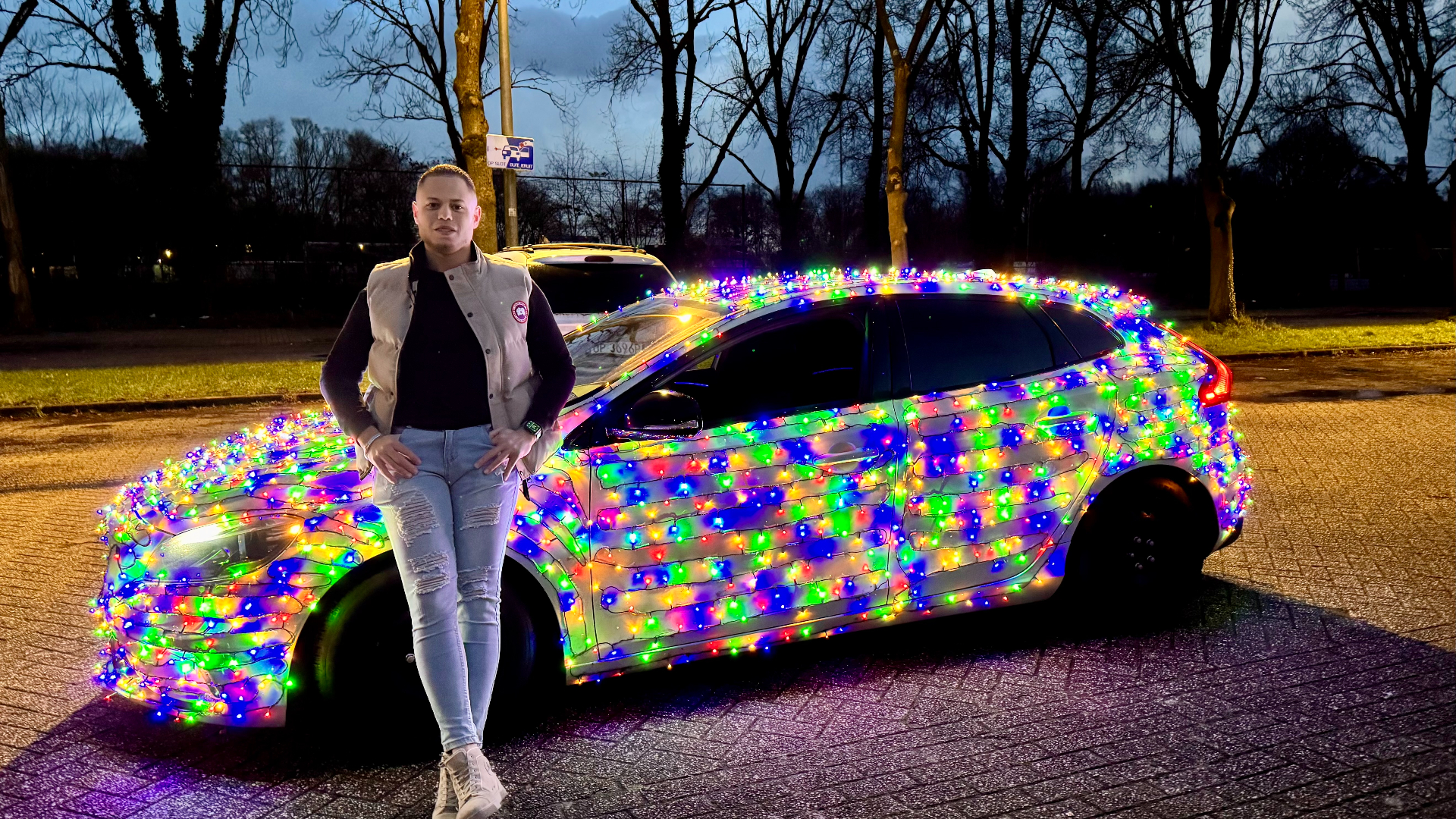 Toeteren en duimen omhoog voor Silvester z'n auto, hij versierde hem met 2500 kerstlampjes