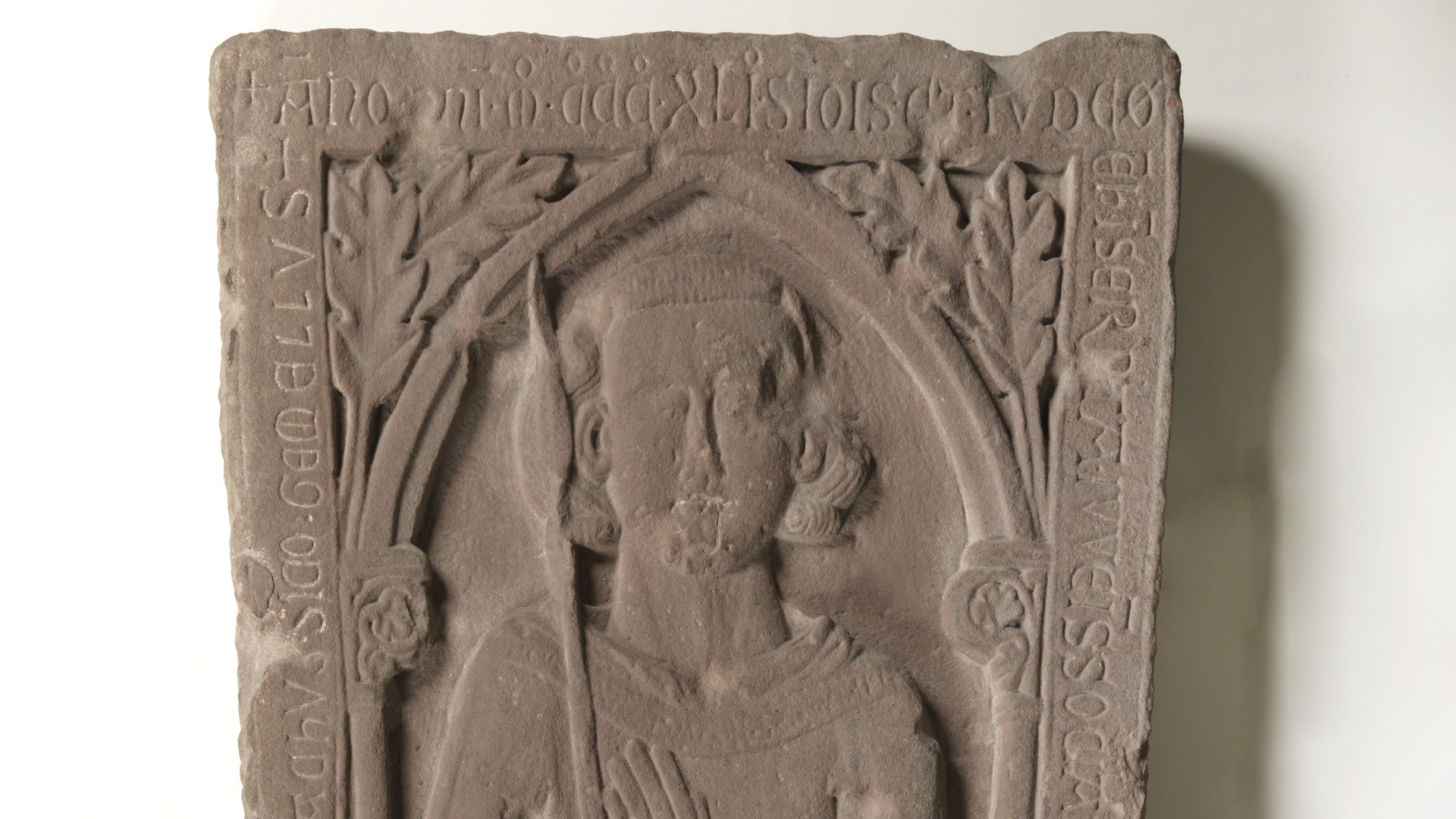 Eppo uit Rinsumageast heeft op de deksteen van zijn graf uit 1341 ook een kletsie in z'n handen
