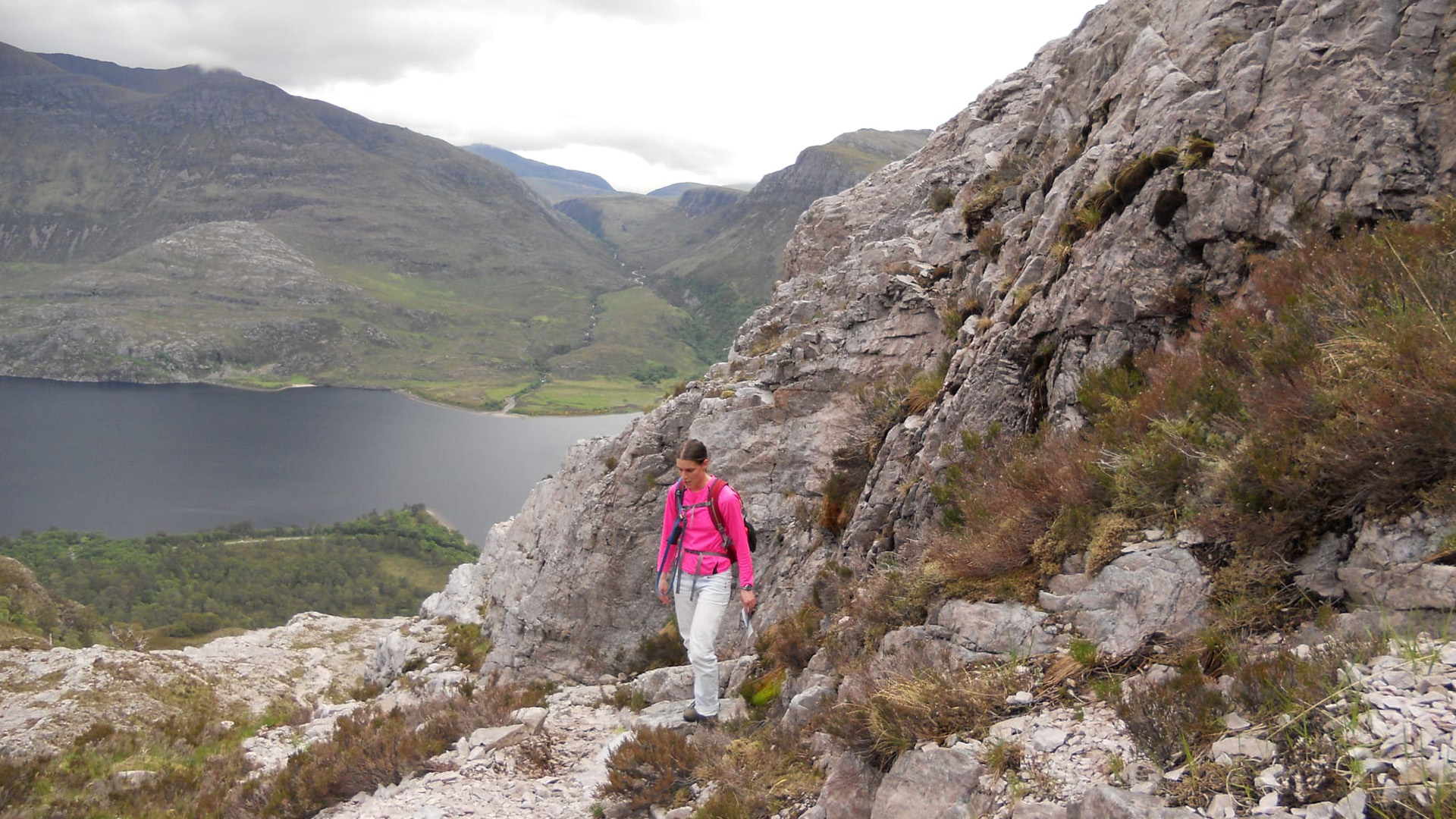 Kuierje op Beinn Eighe mei Loch Maree op de eftergrûn