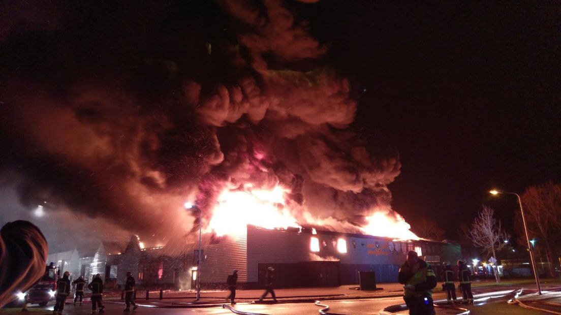 De vlammen slaan rond half twee vannacht nog steeds metershoog uit het gebouw (Rechten: Van Oost Media)