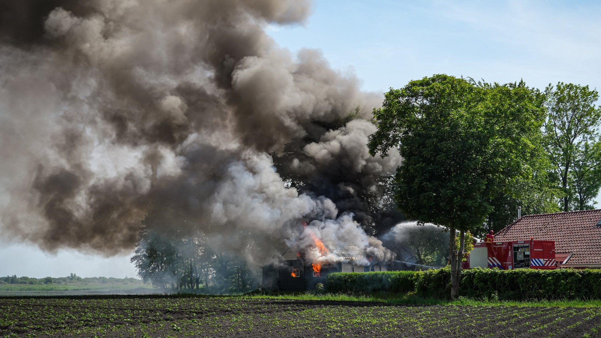 112-nieuws:  Uitslaande brand in schuur in Harkstede • Motorrijder (57) uit Haren omgekomen
