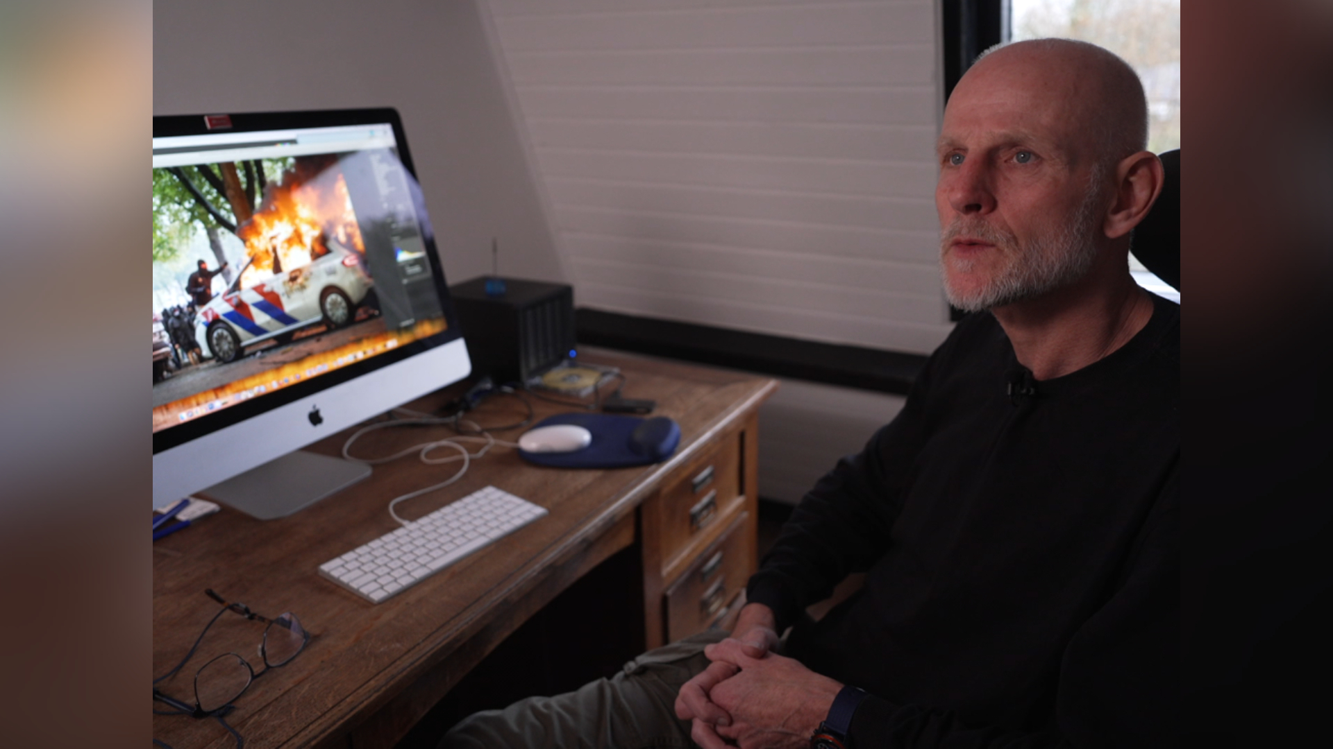 Arie Kievit met een foto uit zijn winnende fotoserie.