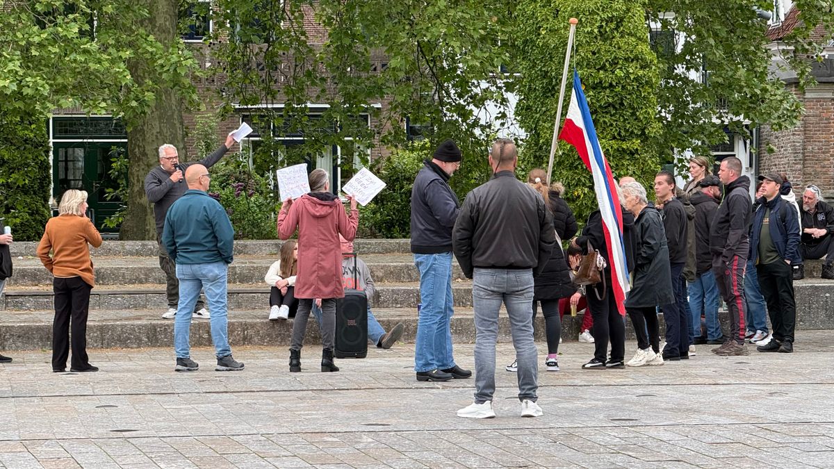 Met 'wij zijn geen racisten'-bordje staan IJsselsteiners nog altijd te demonstreren