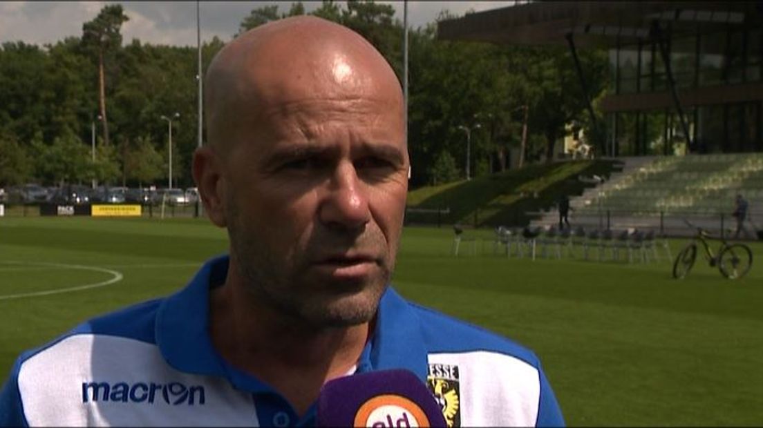 Vitesse wil zich voor het komend voetbalseizoen nog versterken met drie of vier nieuwe spelers. Dat liet trainer Peter Bosz maandag weten.