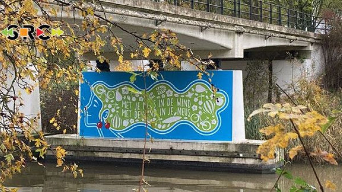Poëzie op een pijler van de Blauwe Huisbrug over de Linge