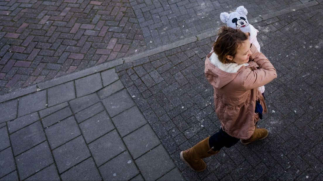 Een vrouw arriveert met haar kind bij de opvanglocatie in Waddinxveen