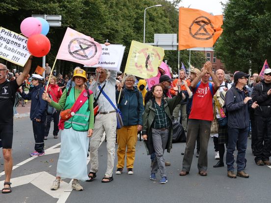 Elfde klimaatdemonstratie na drie uur beëindigd: Utrechtsebaan weer vrij, ruim 200 aanhoudingen