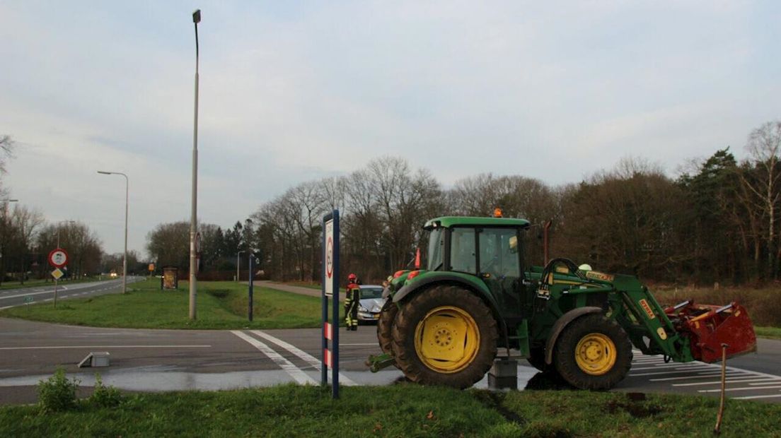 De tractor en de auto bij het ongeval in Holten; de weg is tijdelijk afgesloten