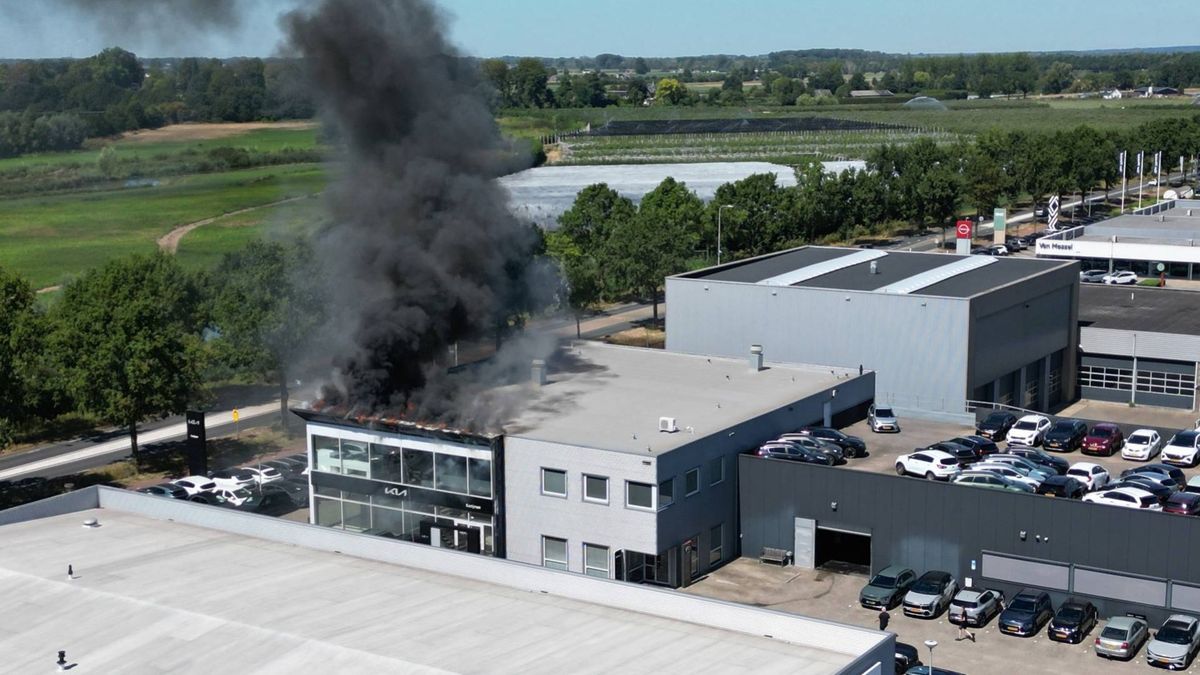 Autobedrijf in brand • bermbrand in Apeldoorn