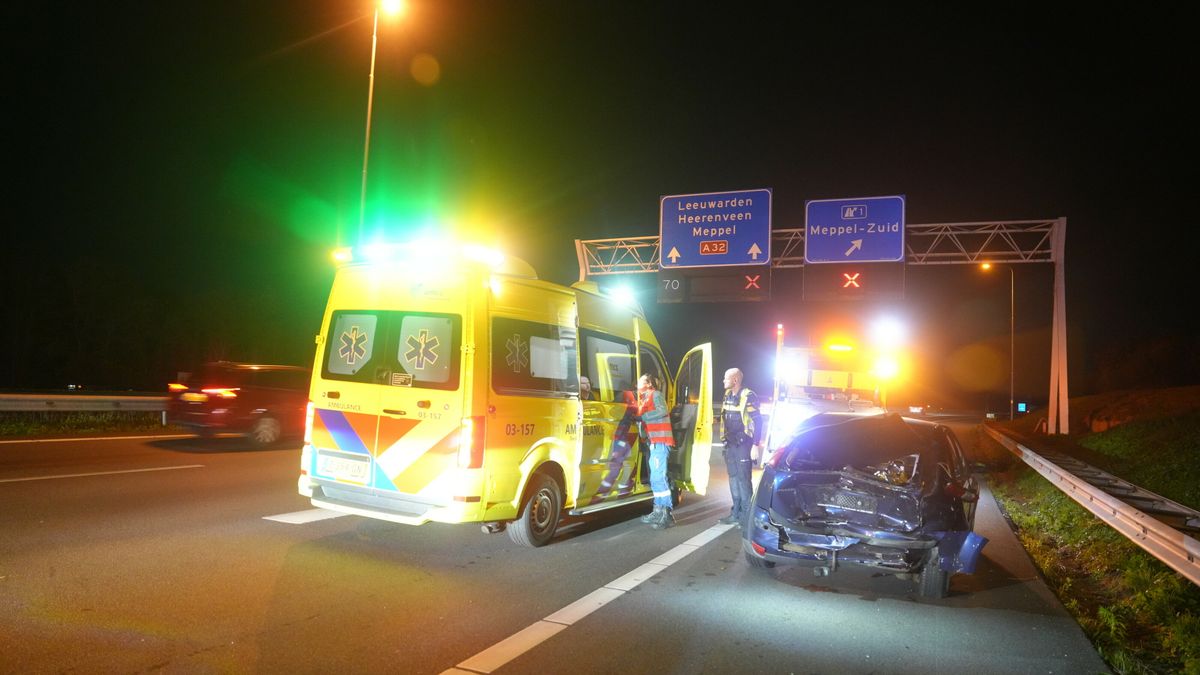 Auto's botsen op de A32 bij Meppel, twee gewonden
