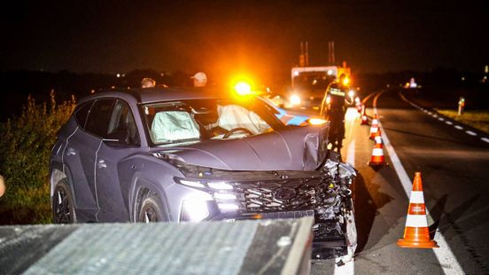 File door gekantelde aanhanger • kind valt van twee meter. File door gekantelde aanhanger • kind valt van twee meter.