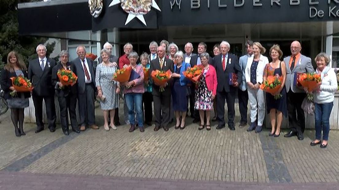 351 Gelderlanders zijn gedecoreerd tijdens de jaarlijkse lintjesregen. Dat zijn er iets meer dan vorig jaar, toen er 345 werden onderscheiden.