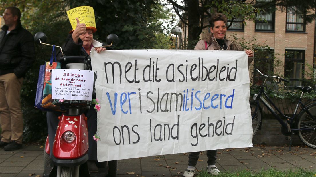Protest tegen komst vluchtelingen op Scheveningseweg Den Haag