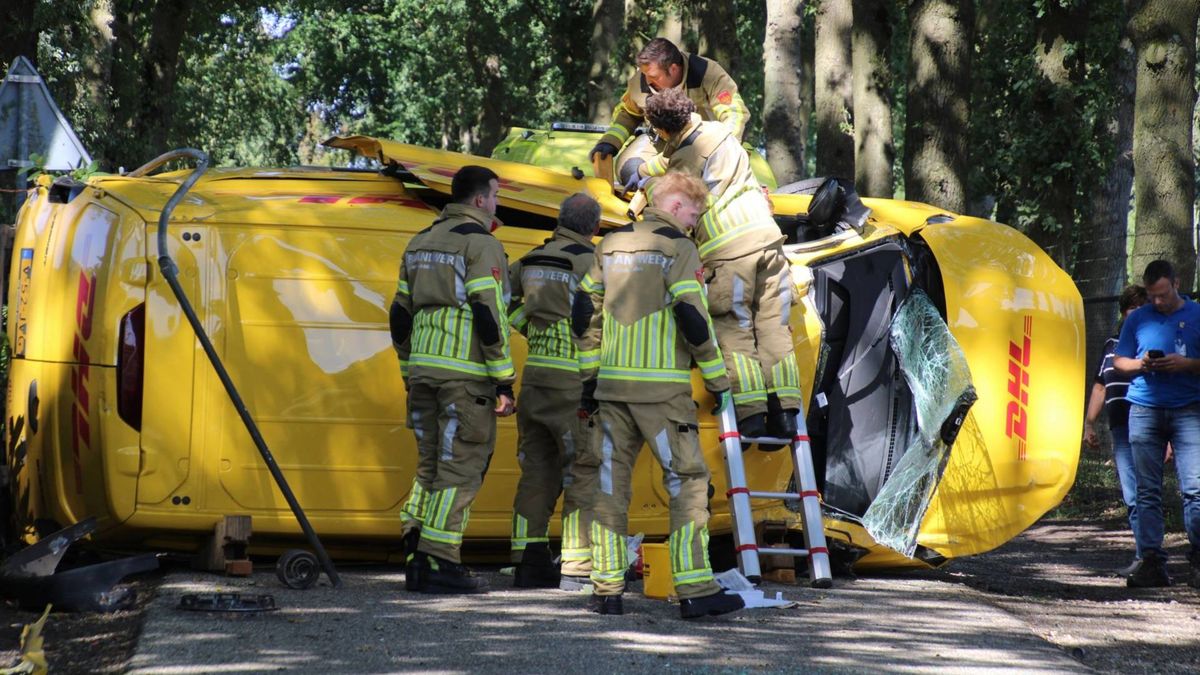 Pakketbezorger bevrijd uit busje na zware aanrijding