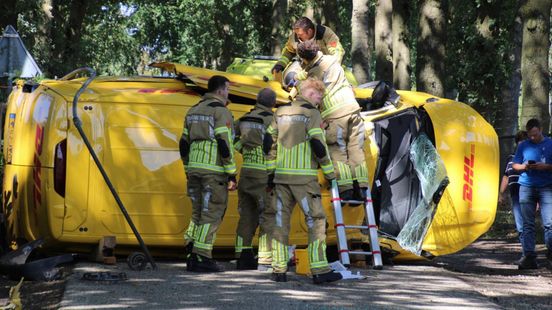 Pakketbezorger bevrijd uit busje na zware aanrijding