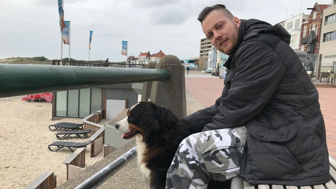 Robert Smet met zijn hond Gabi op de boulevard.