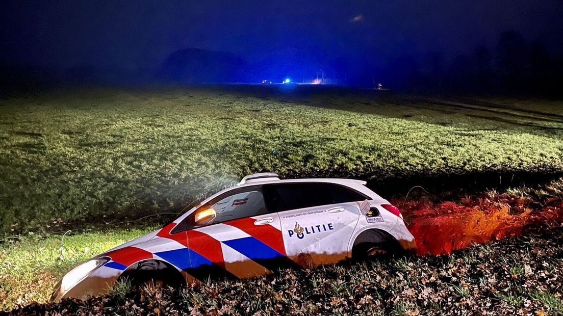 Politieauto belandt in sloot na wilde achtervolging