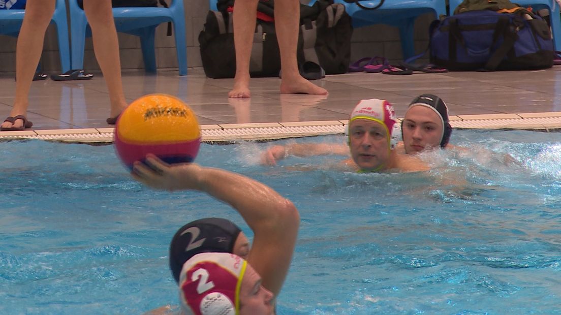 Waterpoloërs uit Zierikzee verliezen dik, maar zijn toch blij (video)