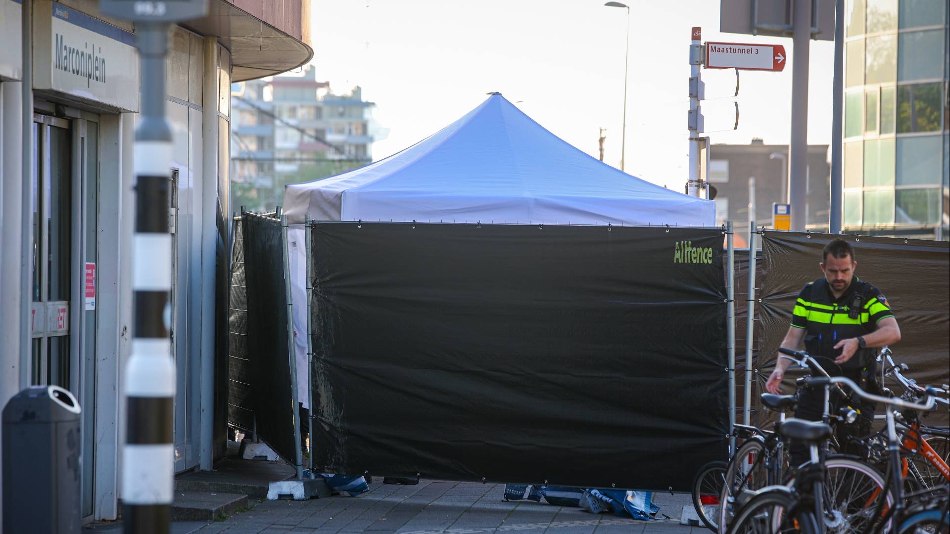 Er zijn schermen geplaatst op de plek waar de man is aangetroffen