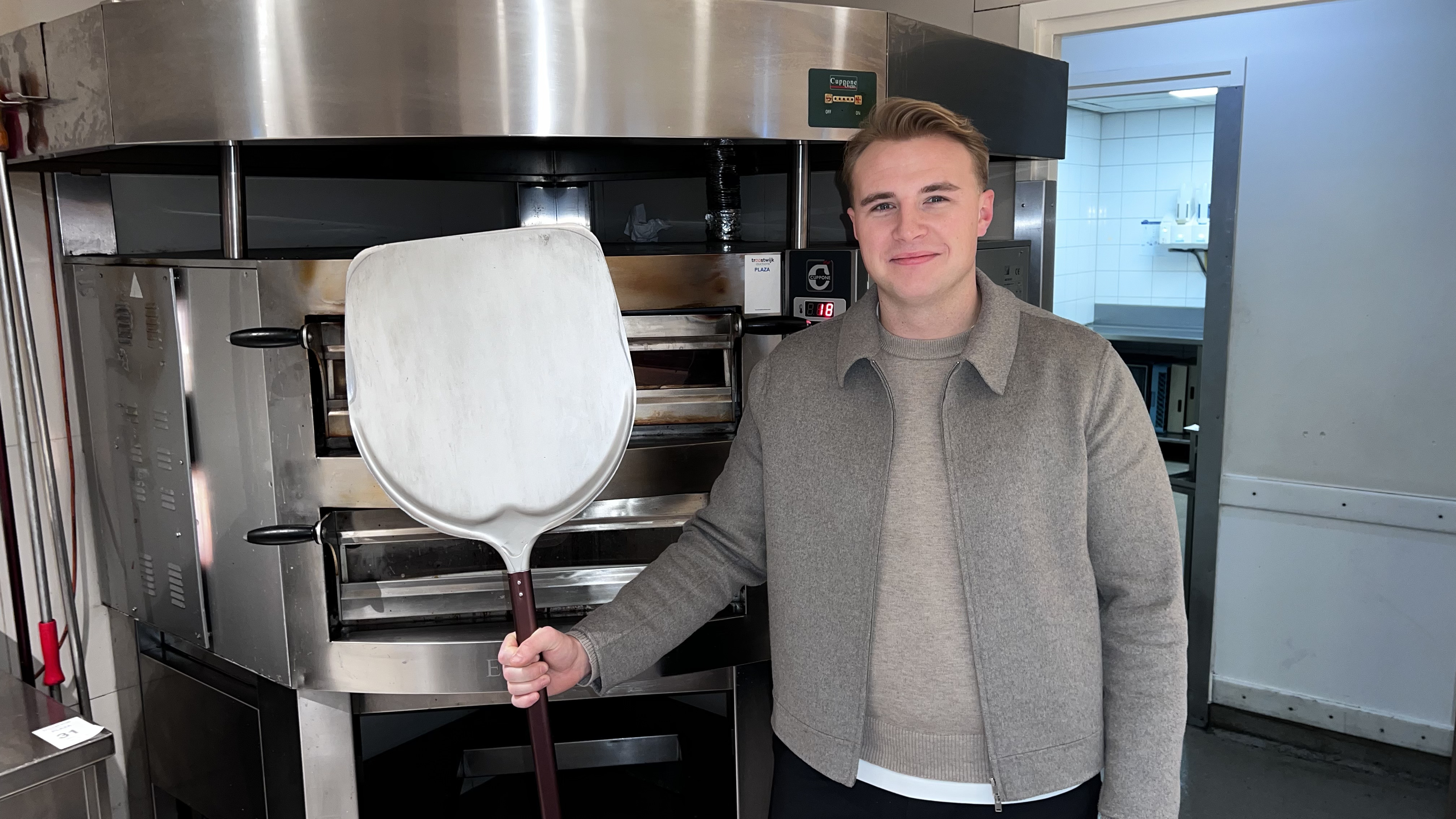 Wie biedt op een pizzaoven en pizzaschep van de failliete Vapiano?