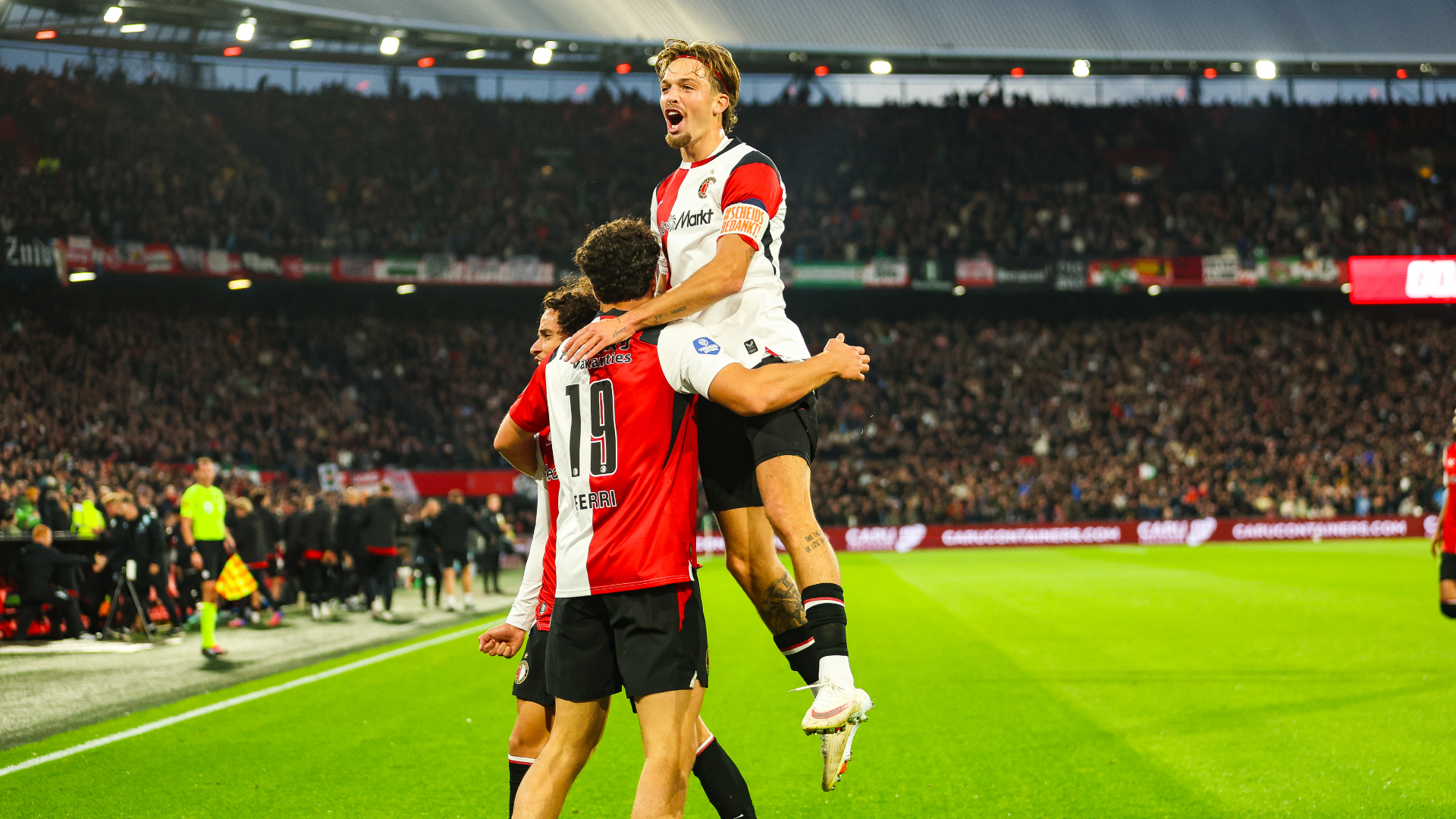 Feyenoorders juichen na de openingstreffer tegen AZ